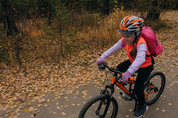 高加索人孩子们游乐设施自行车路秋天公园女孩骑黑色的橙色周期森林孩子自行车体育骑摩托车的人运动骑背包头盔山自行车<strong>硬</strong>尾巴