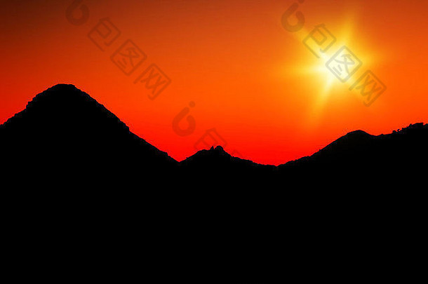 温暖的山峦，橙色天空的夕阳
