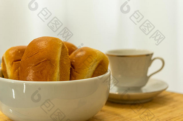 白色碗面包杯咖啡明亮的背景