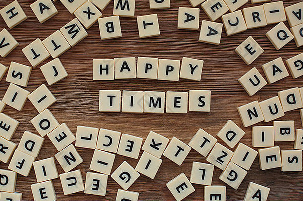 木桌上儿童拼字游戏中的塑料字母拼写快乐时光