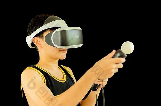 少年男孩戴着虚拟现实耳机玩游戏，戴着护目镜。