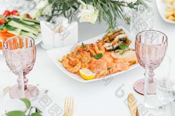 鱼盘。餐桌上有海鲜盘、宴会小吃、婚宴、餐桌摆设、晚餐食品、晚会晚餐。