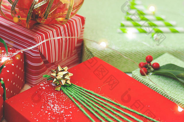 用绿色和红色纸装饰的圣诞礼物；圣诞背景