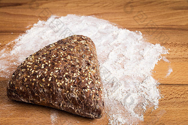 三角形的用全麦面粉做的面包亚麻籽燕麦芝麻种子成分木表格