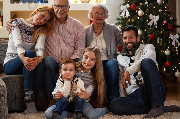 一家人在平安夜与祖母和祖父一起享受<strong>圣诞</strong>快乐