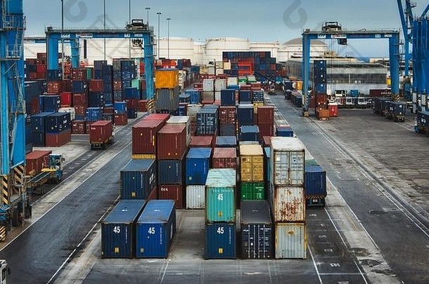 比尔埃布尼亚/马耳他——2019年5月25日：自由港转运中心贸易港的货运集装箱