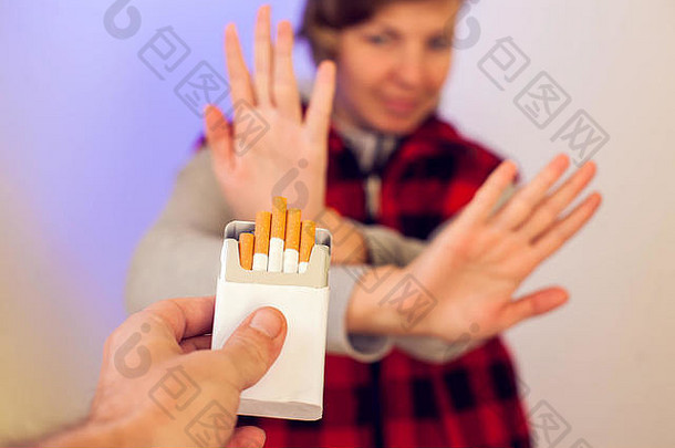 戒烟吸烟概念手拒绝香烟提供停止吸烟healtcare概念