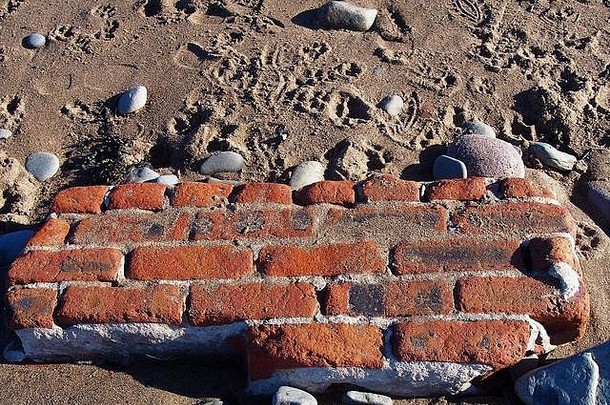 位于英国坎布里亚阿伦比海滩的波浪形圆形砖墙部分