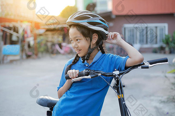带<strong>折叠自行车</strong>的小女孩。