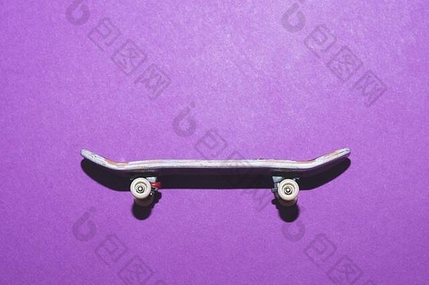 小滑板紫色的背景小滑冰手指键盘关闭复制空间