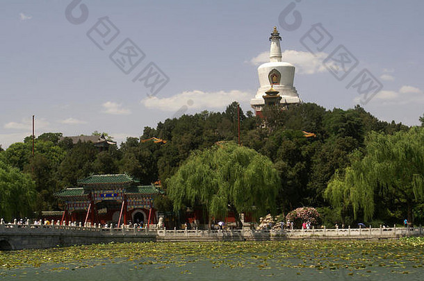 北海公园位于北京市中心，是中国最古老的皇家园林之一。北京