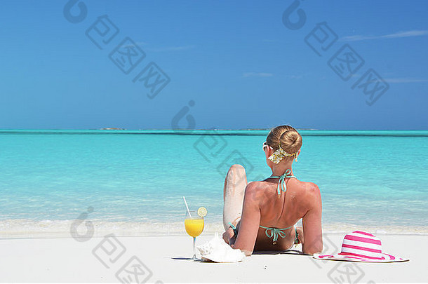 女孩玻璃橙色汁海滩埃克苏马巴哈马群岛