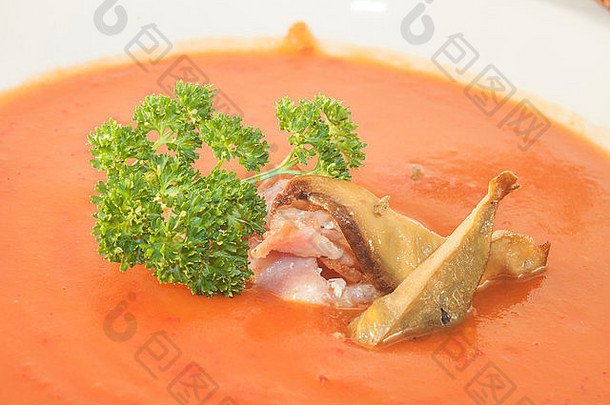欧芹培根蘑菇美味的红色的番茄汤