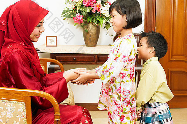 马来人母亲与女儿和儿子庆祝哈里拉亚节