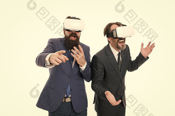 男人们留着胡子，穿着正装。数字技术。商业创新。虚拟现实演示。男士vr眼镜现代科技白色背景。创新团队。虚拟企业。在线业务概念。