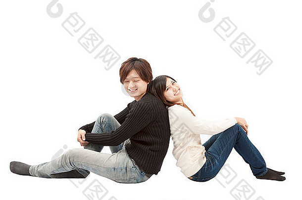 一对年轻的亚洲夫妇坐在一起，孤独地坐在白色的地板上