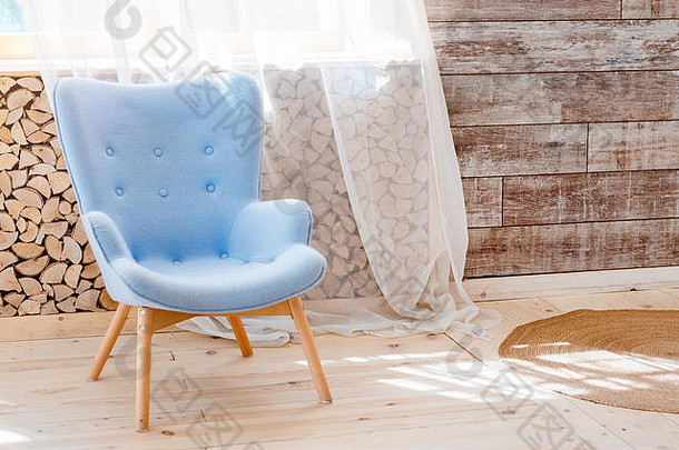 斯堪的纳维亚生态阁楼公寓舒适柔软的扶手椅。带有木桩的现代简约客厅
