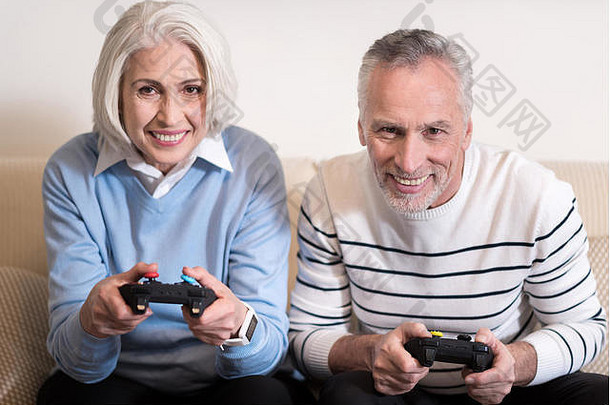 涉及到岁的夫妇玩游戏控制台首页
