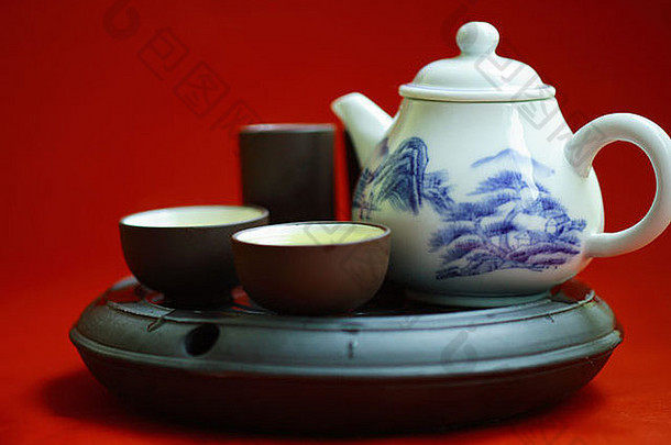 茶壶和托盘上两个杯子的特写镜头