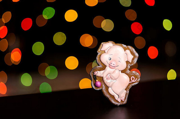 姜饼饼干有趣的粉红色的猪散焦彩色的灯加兰传统的圣诞节食物圣诞节一年假期概念