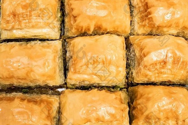 关闭传统的土耳其甜点果仁蜜饼萨尔玛开心果