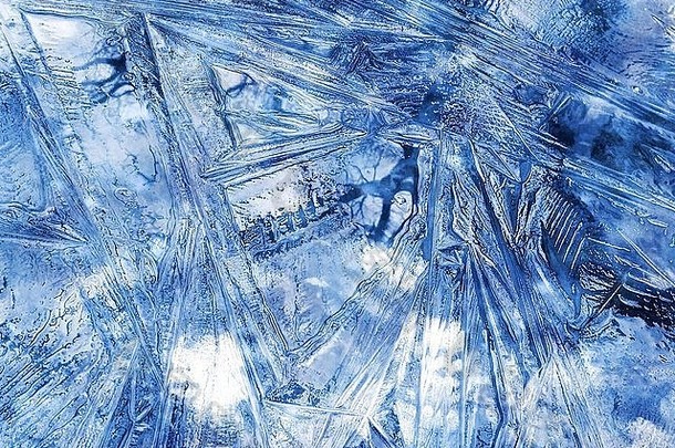 冰冻池塘上的冰晶<strong>图案</strong>，带有蓝色效果