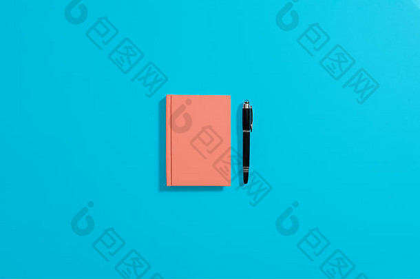 橙色笔记本日记杂志蓝色的背景黑色的笔复制空间房间文本