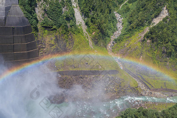 富山放电巨大的权力植物湖被称为黑部水坝湿度创建一流的彩虹