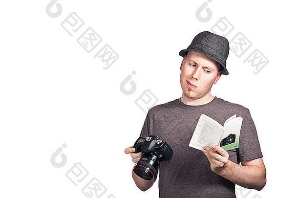 一个看起来很困惑的年轻人正在阅读单反相机的使用手册。