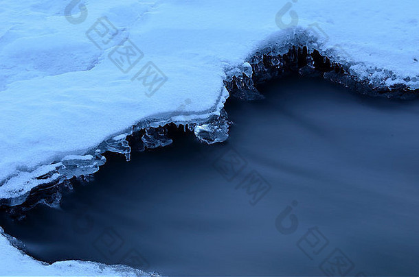 洞河冰冬天美丽的冻冰形状水流蓝色的冬天一天宏照片