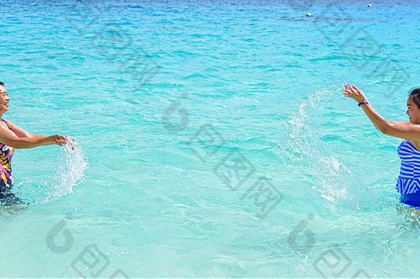 妈妈。女儿泳衣玩蓝色的海海滩幸福夏天KOH个变态岛