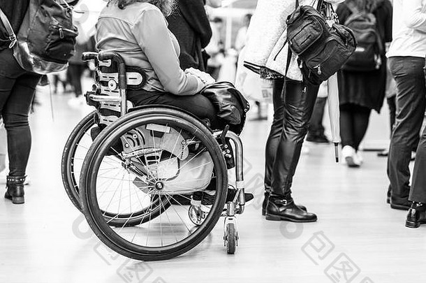 关闭认不出来hanicapped女人轮椅排队行执行日常任务