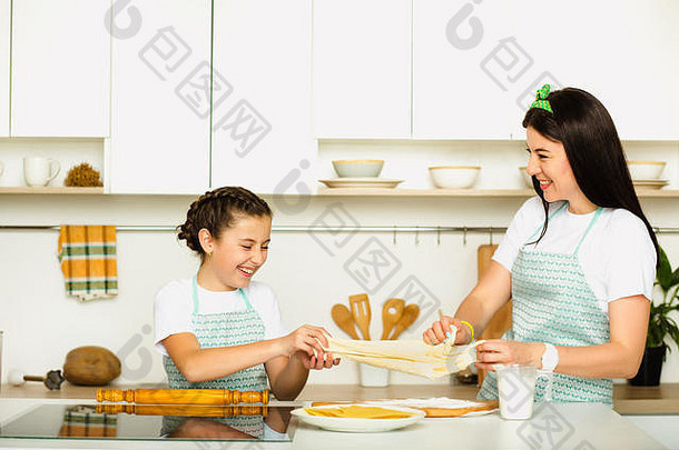 快乐妈妈。女儿烹饪厨房