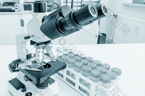 科学显微镜实验室板凳上微生物学实验室蓝色的健美的图像双筒望远镜显微镜水抽样过程