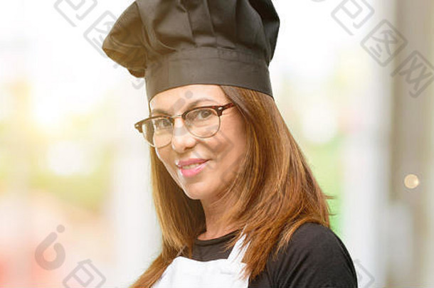 中间年龄烹饪女人穿老板围裙自信快乐大自然微笑邀请输入