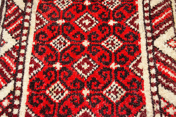 红色背景的羊毛地毯