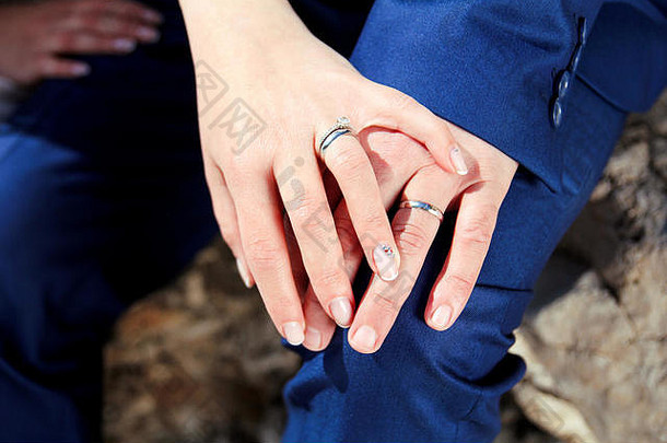 婚礼新婚夫妇手拿结婚戒指。新婚快乐。美丽的新娘和新郎。快乐的已婚夫妇。新婚夫妇。