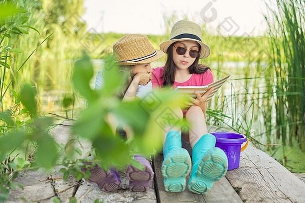 孩子们女孩休息玩阅读笔记本自然