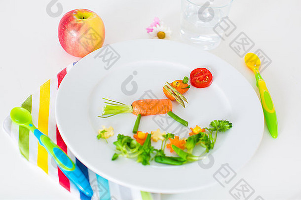 儿童健康素食午餐，动物蔬菜和水果，玉米，花椰菜，胡萝卜和新鲜草莓