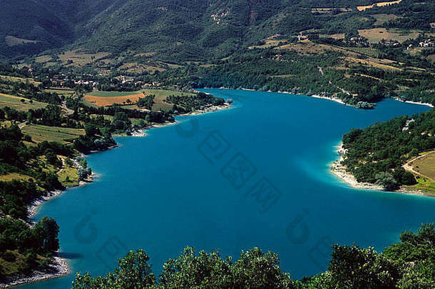 意大利欧洲阿彭尼诺锡比里尼山马塞拉塔湖乡村游行