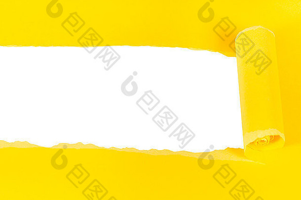 白色背景上隔离的黄色卷起撕破的纸张的底视图