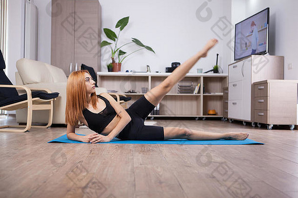 有吸引力的女孩工作腿坐着地板上健康的生活方式