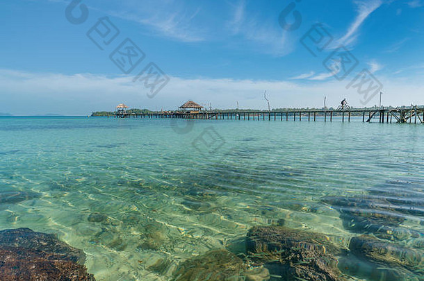 泰国普吉岛度假区带热带小屋的木质码头。<strong>暑期</strong>、<strong>旅游</strong>、度假、度假概念。
