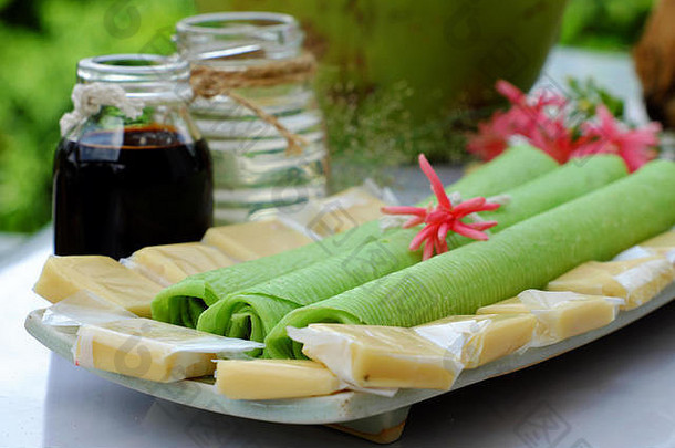 这组<strong>产品</strong>来自椰子糖、牛奶米纸、椰子油、黑酱油、果酱或椰子水，是越南最受欢迎的食品