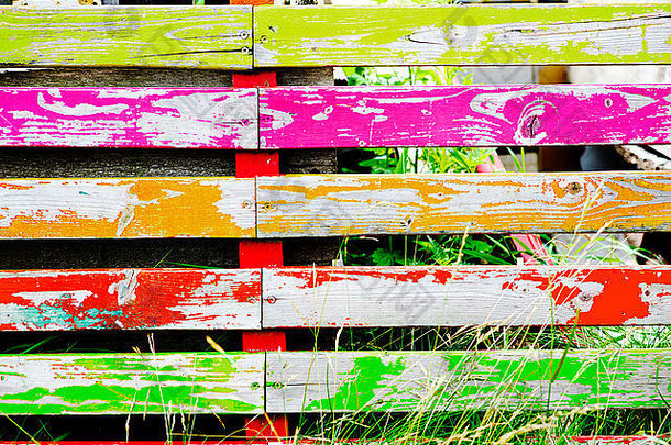 涂有油漆和草的彩色木栅栏