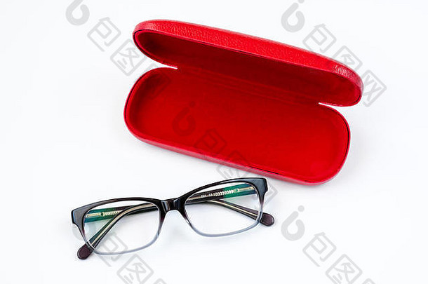 白色背景上的眼镜和红色盒子