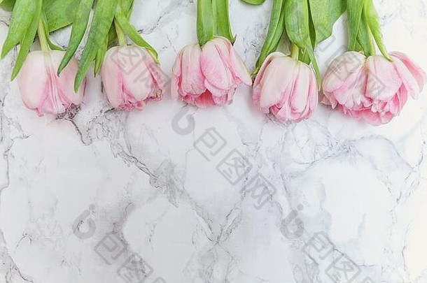 春天问候卡花束新鲜的光柔和的粉红色的郁金香花大理石背景快乐假期复活节妈妈。一天周年纪念日情人节一天生日概念平躺前视图复制空间