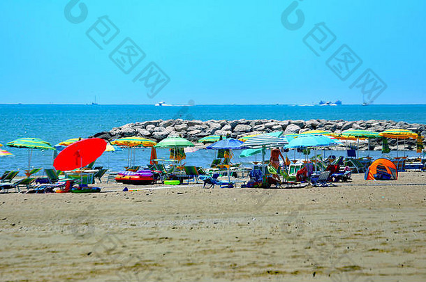 太阳雨伞温暖的桑迪海滩旅游村码头地平线