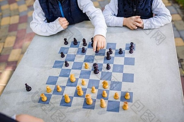 教育概念<strong>知识</strong>游戏国际象棋比赛教训营培训概念特写镜头手孩子们玩国际象棋棋盘画