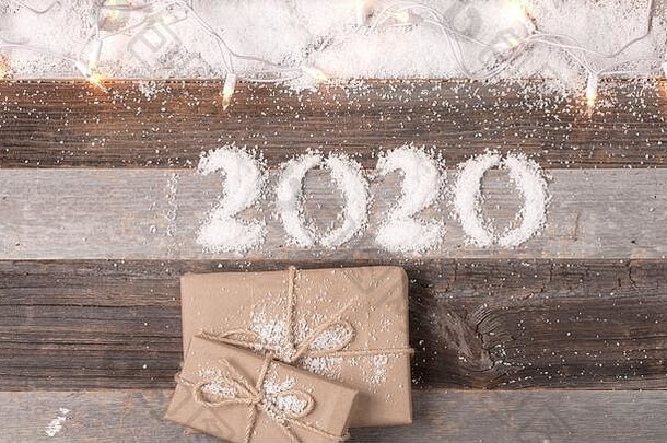 <strong>2020</strong>年新年快乐。圣诞装饰品和礼物